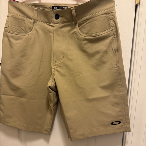 Oakley Men's Khaki Flat Front Shorts 
REGULAR FIT - Picture 7 of 10